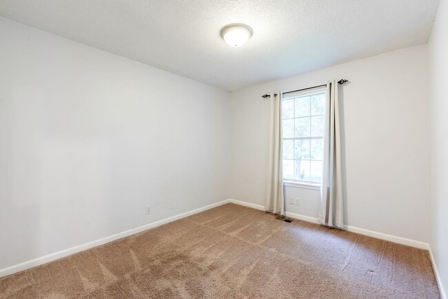 Building Photo - 4 Bed home in Olathe- Quick access to I-35