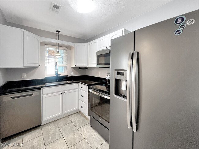 Building Photo - 2210 Parkview Dr