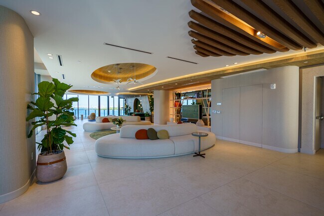 Building Photo - 700 NE 24th St