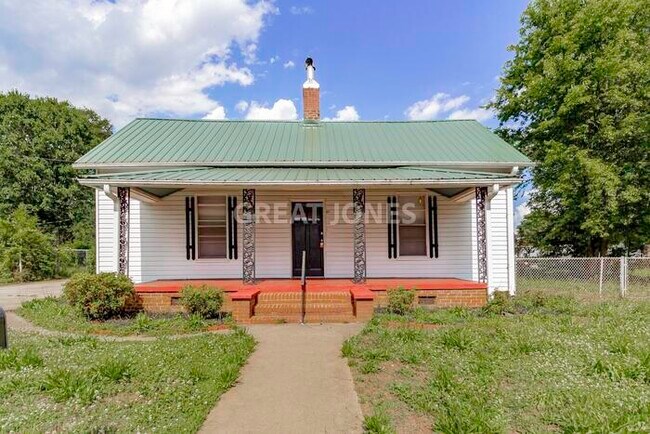 Primary Photo - NOW OFFERING HALF OFF FIRST FULL MONTH IF ...