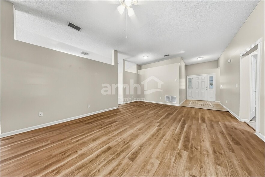 Building Photo - 9261 Redtail Dr