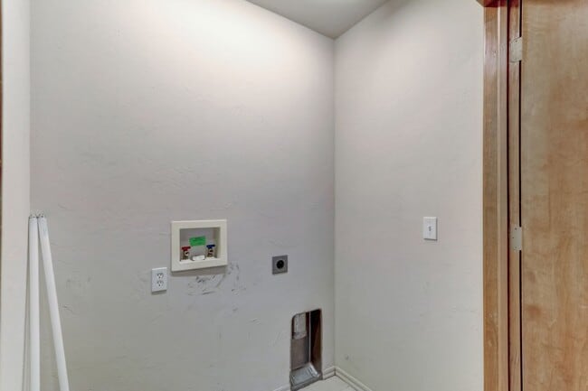 Building Photo - Duplex in Yukon, Available Now!