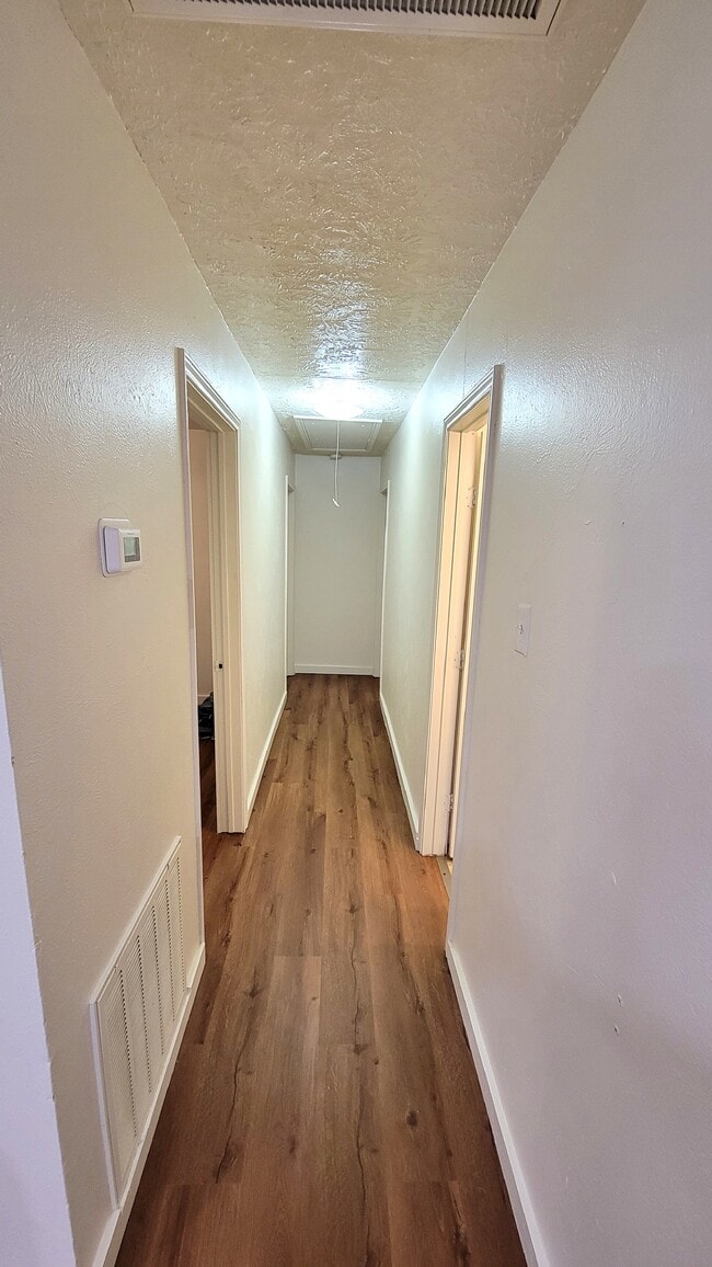 Building Photo - 2100 Hill Top Ct