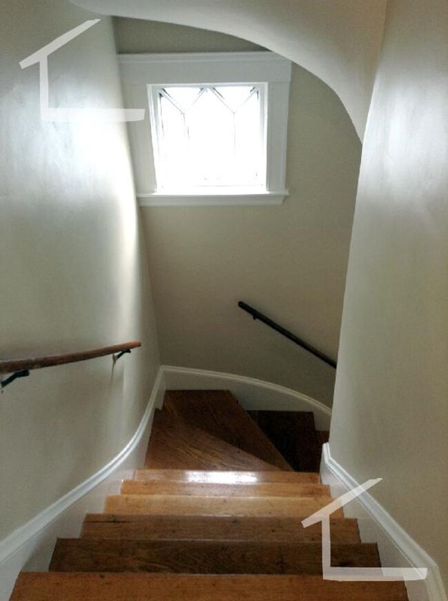 Building Photo - Spacious 3 bedroom with parking & water in...