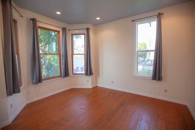 Building Photo - Charming Oceanveiw Renovated Single-Family...