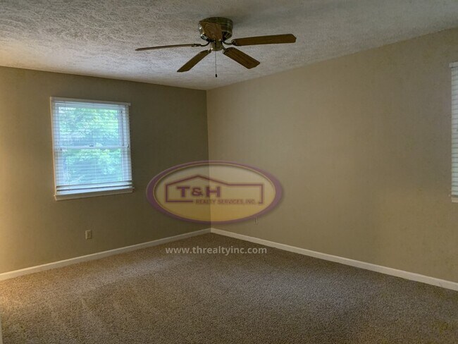 Building Photo - Spacious Home in Perry Township!