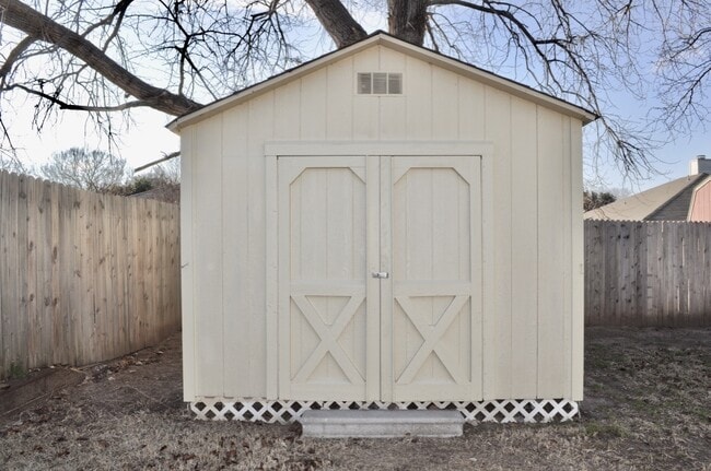 Building Photo - 229 Lancelot Dr