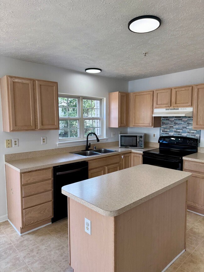 Building Photo - 981 Pirates Ct
