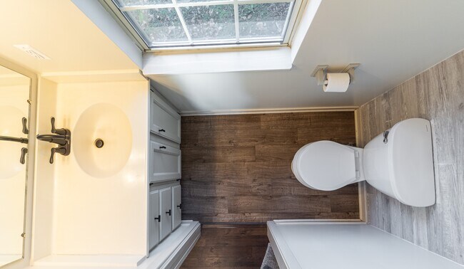 Building Photo - 2521 Woodmeadow Dr SE