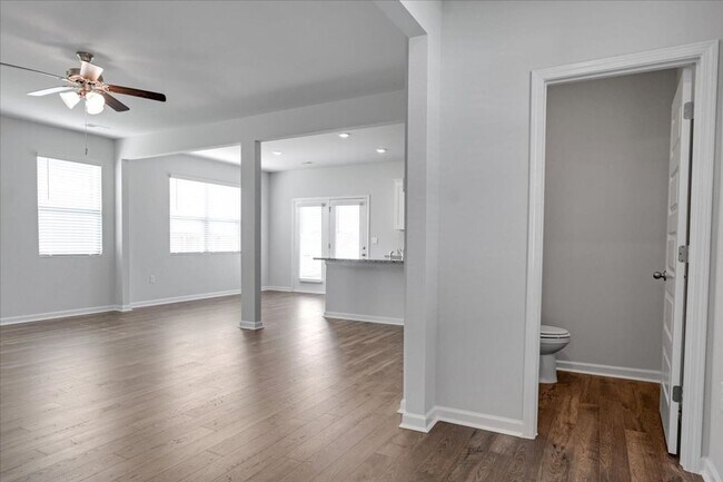 Building Photo - MOVE IN READY