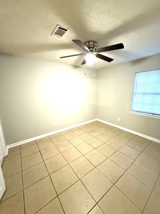 Building Photo - ** Great 3 bed 2 bath ** Perry Hill Road! ...