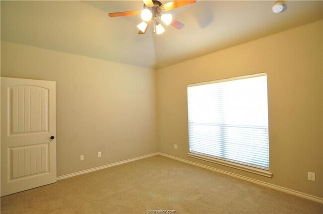 Building Photo - August 2026 Pre-Lease!! Spacious 4 Bed, 3 ...