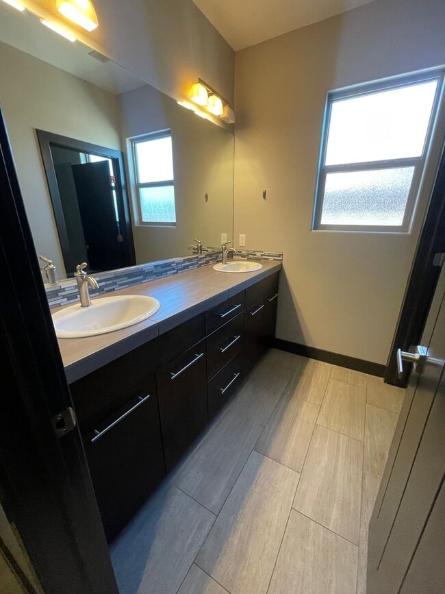 Building Photo - Beautiful Bridal Gate Estates - FIVE CAR GARAGE!!