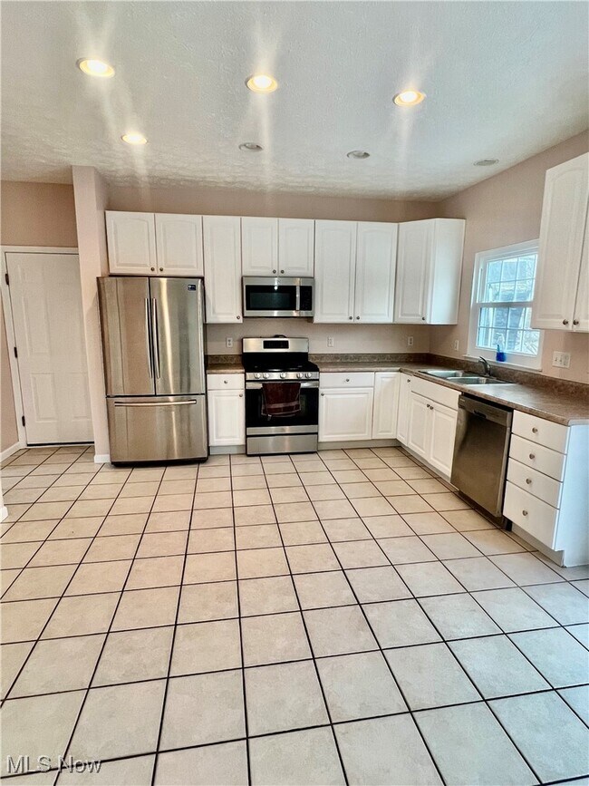 Building Photo - 654 Brookwood Ct