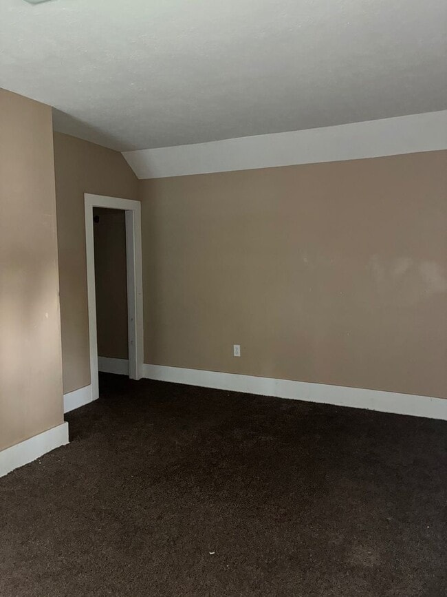 Building Photo - Charming 3-Bedroom Property in Prime Location