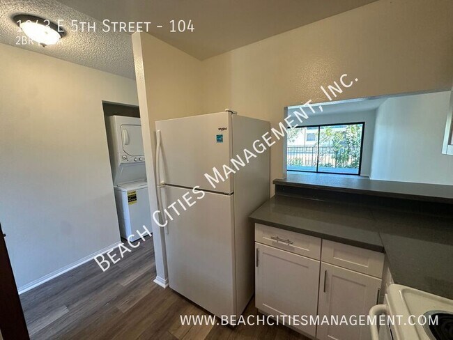 Building Photo - 1043 E 5th St