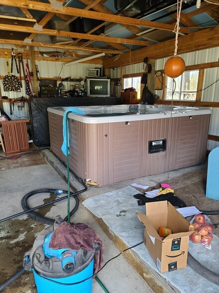 working 6 person indoor hot tub - 4265 Jeffery Rd