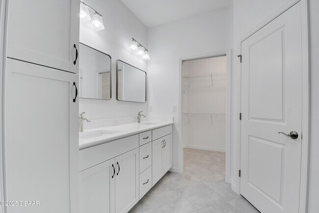 Building Photo - 215 Summertime Pl