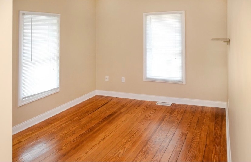 Building Photo - 916 Zeeland Ct NE