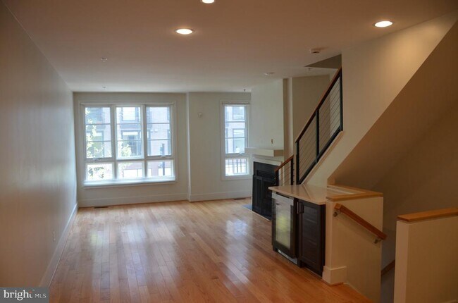 Building Photo - 708 N Henry St