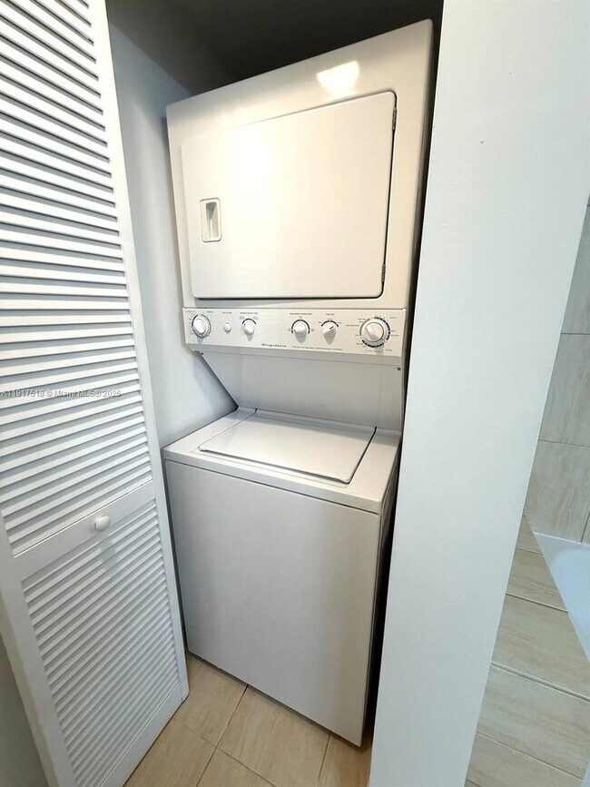 Building Photo - 1750 N Bayshore Dr