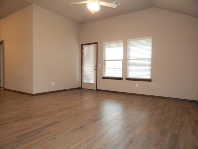 Building Photo - 949 Chase Ln