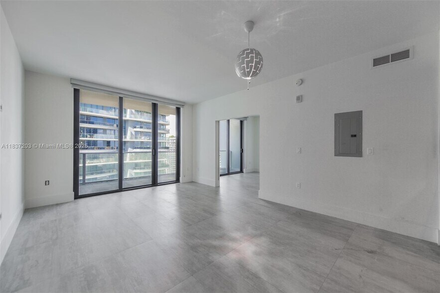 Building Photo - 1010 Brickell Ave