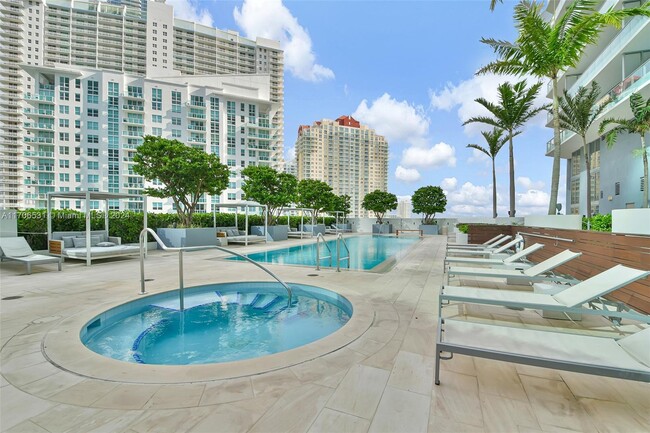 Building Photo - 1300 Brickell Bay Dr