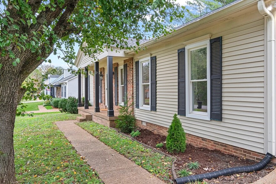 Building Photo - 723 Riverview Dr