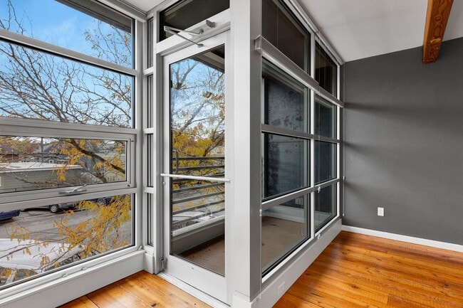 Building Photo - Modern 2 Bed / 2.5 Bath Condo with Office ...