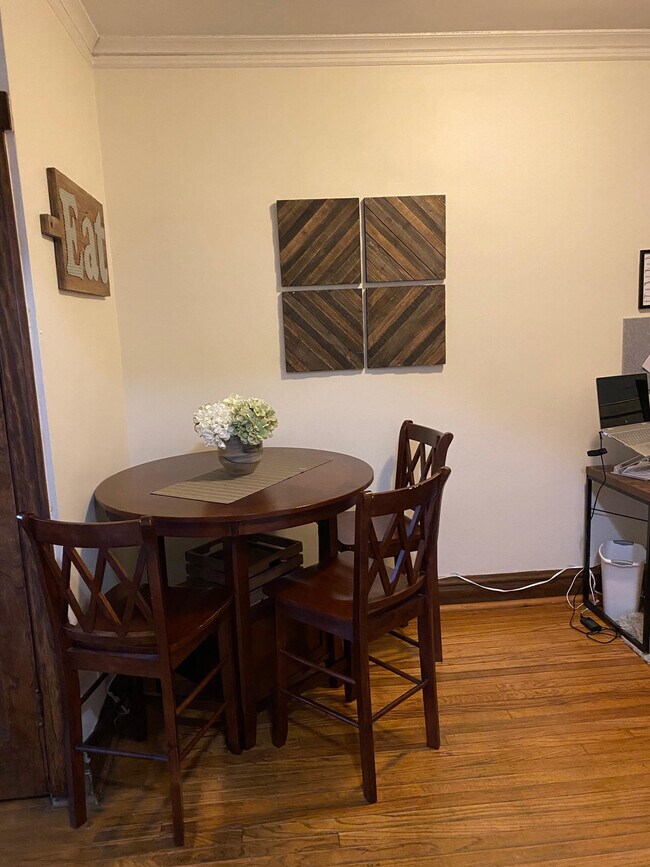 Building Photo - 1427 N Artesian Ave