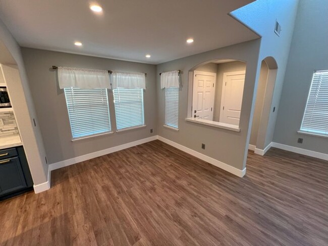 Building Photo - 1654 Lone Oak Trail