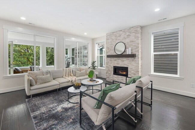 Building Photo - **North-Facing Luxury Home with Sunroom, A/C & Smart Home Features in Sammamish** Available NOW f...