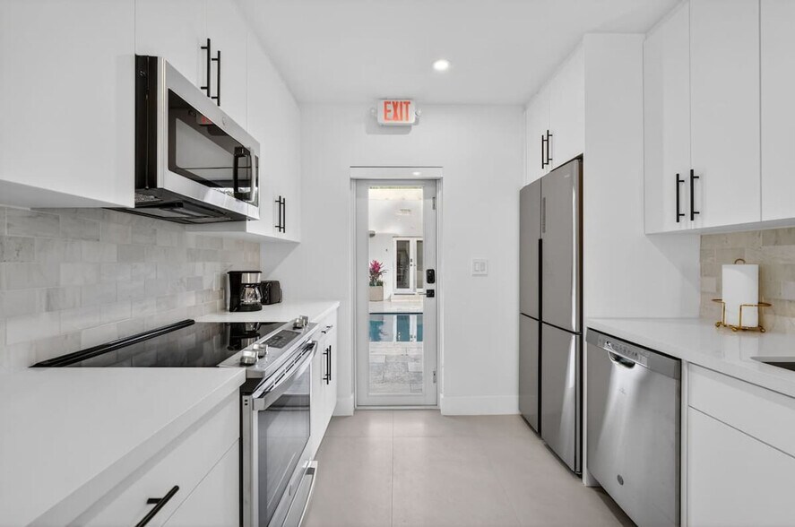 Building Photo - 8109 Harding Ave