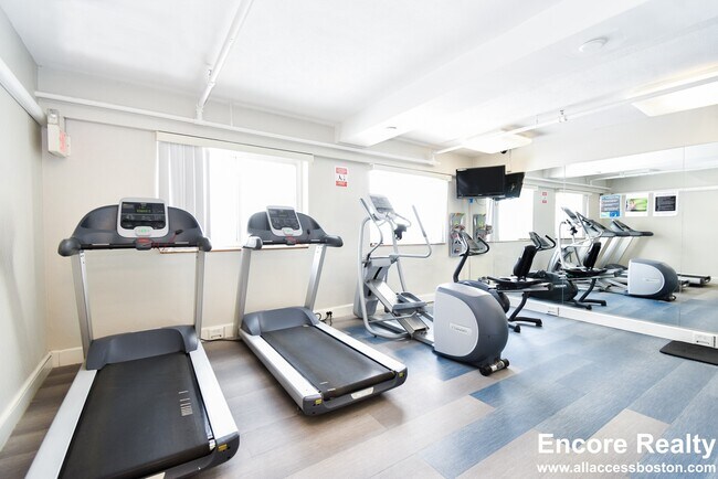 Building Photo - 1530 Beacon St