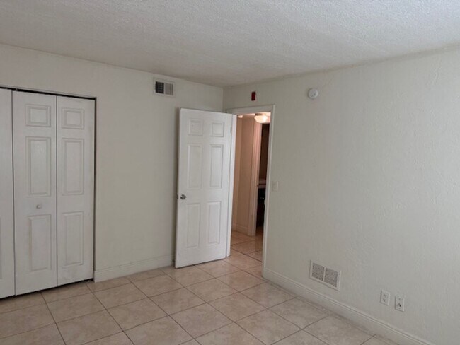 Building Photo - Ground floor 2 bedroom condo