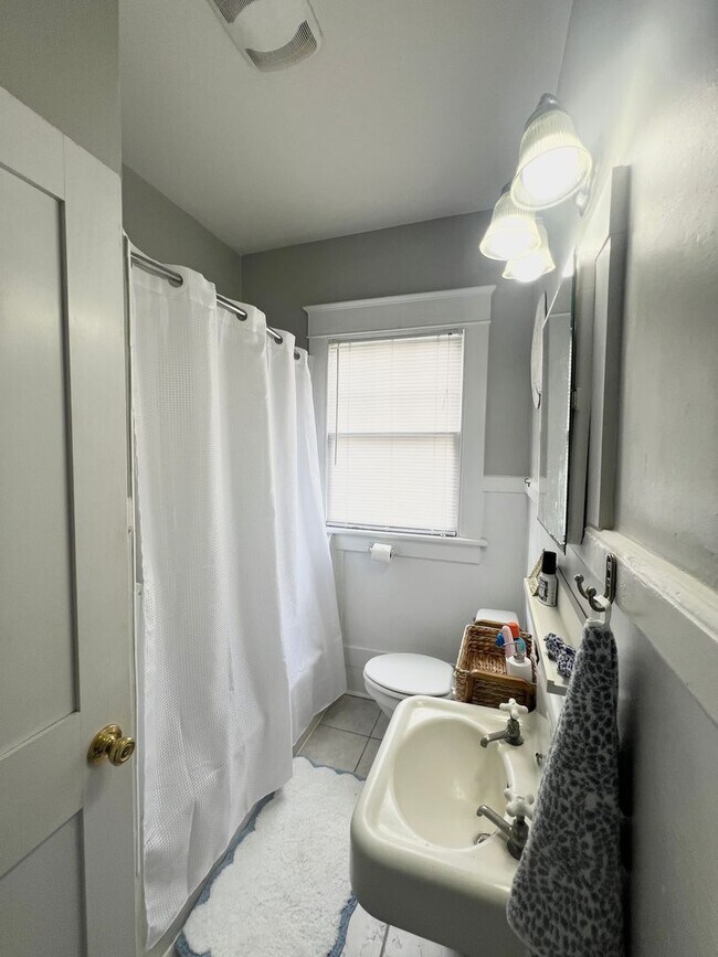 Building Photo - Beautiful 2 Bedroom home one block from ECU!