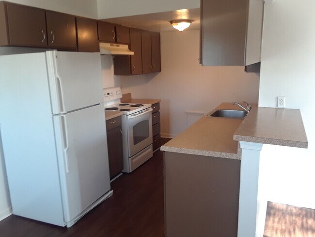 Building Photo - Virginia Beach- 3 Bed / 1.5 Bath end unit townhouse in Green Run