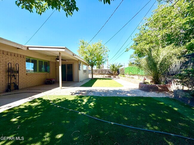 Building Photo - 10288 Lakeview Dr