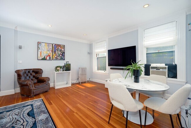 Building Photo - 1064 Beacon St