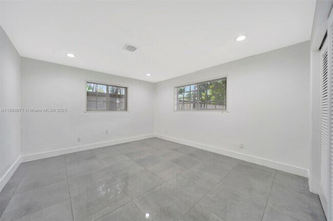 Building Photo - 840 NE 182nd St