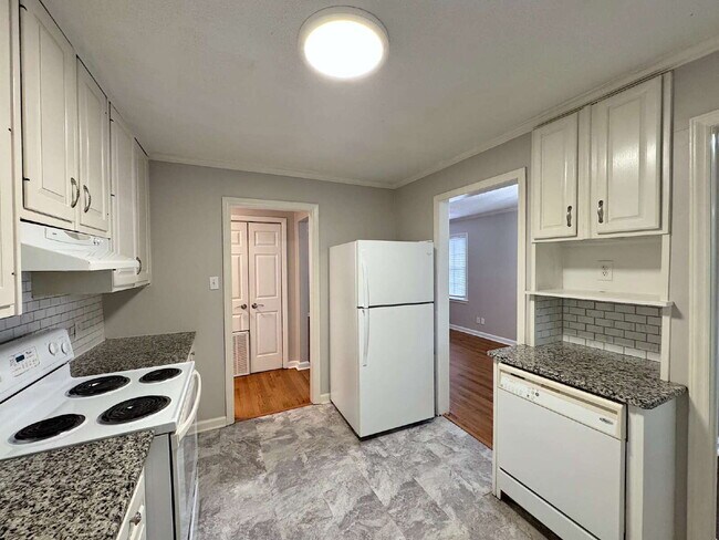 Building Photo - Well Maintained Home Minutes from Downtown Raleigh!