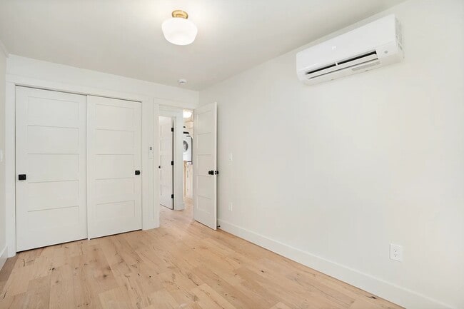 Building Photo - 54 Grand View St