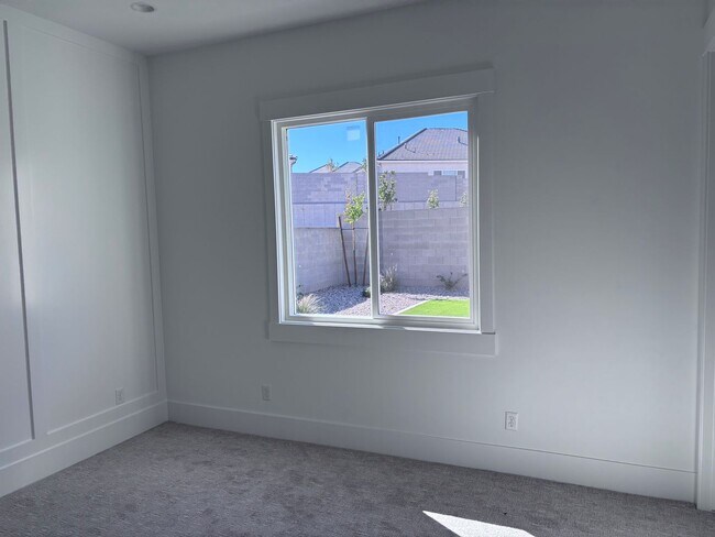 Building Photo - Beautiful 5 bed 4 bath home in Desert Canyon