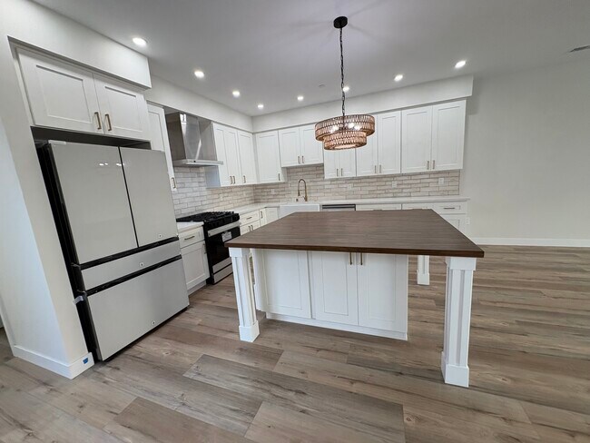 Building Photo - 260 Donax Ave