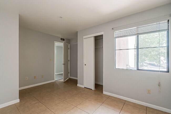 Building Photo - Walking Distance to ASU!