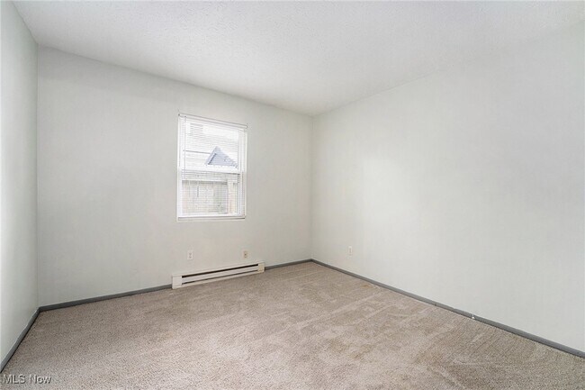 Building Photo - 1492 Ansonia Ave
