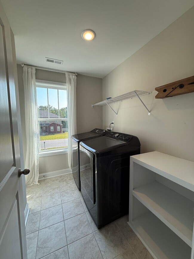 Building Photo - Stunning 4 Bed, 2.5 Bath Home in Cameron