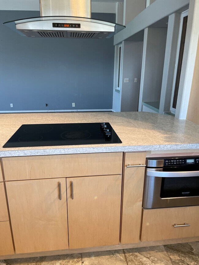 Building Photo - Sweeping Views of Cascade Valley