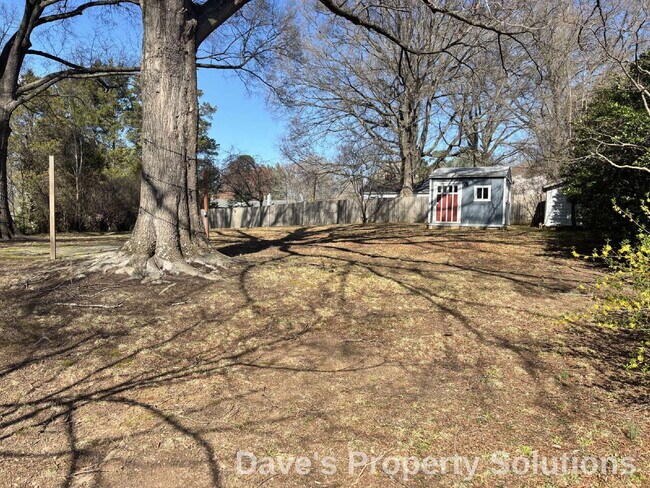 Building Photo - Experience Effortless Living in Beautiful Red Brick Ranch